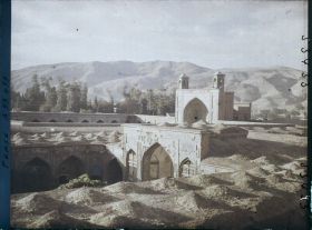 Image représentant La Madrasa-e-Khan (?), école coranique de l'Imam Khân et la Masdjid-I-Vakil, mosquée du régent