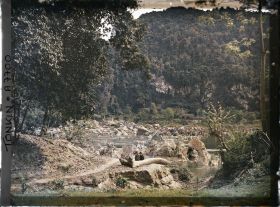 Image représentant Une vue d'ensemble du barrage de rochers sur la rivière Noire, prise du village