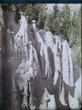 Image représentant Les Pyramides de terre (ou Cheminées de Fées) de Renon