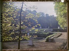 Image représentant Le bassin des Trois Bouillons dans le petit parc