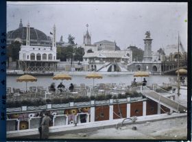 Image représentant Exposition des Arts décoratifs, le port des Champs-Elysées avec la péniche "Délices"de Paul Poiret, le restaurant turc La Corne d'or devant le Grand Palais et le restaurant La Tamise, vu depuis le quai d'Orsay
