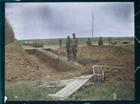 Image représentant Militaires prenant la pose devant les fosses creusées pour enterrer les soldats