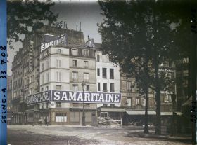 Image représentant La Samaritaine à l'angle du quai du Louvre et de la rue de la Monnaie, vue depuis le quai de la Mégisserie