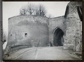 Image représentant France, Coucy le Chau, Porte de Soissons extérieur
