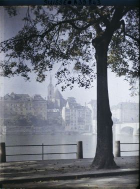 Image représentant Le Rhin, le pont du Milieu et l'église Saint-Martin