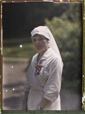 Image représentant L'infirmière major de Vauxbuin, Mademoiselle Canton Bacara avec ses décorations