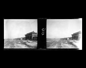 Image représentant Yongdingmen dajie ("avenue de la Porte de l'Éternelle Stabilité"). Qigutanmen ("porte de l'Autel de la Prière aux Céréales"), l'une des deux entrées de l'enceinte ouest du Tiantan ("temple du Ciel")