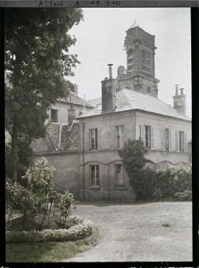 Image représentant Jardin de l'évêché et le clocher endommagé de la cathédrale