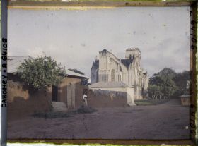 Image représentant La cathédrale, actuelle basilique de l'Immaculée-Conception, au soleil couchant