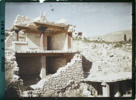 Image représentant Au pied des Propylées sud du palais, la "Maison sud" où logent des courtisans (?)