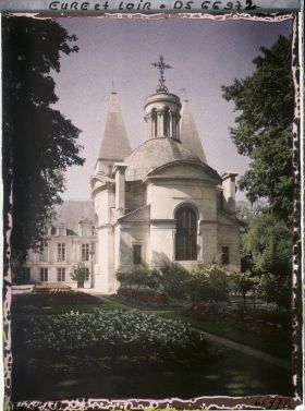 Image représentant Vue des parterres et de l'abside de la chapelle du château