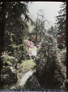 Image représentant Chemin du " sanctuaire japonais " menant au " village japonais ", encadré par roches et arbres