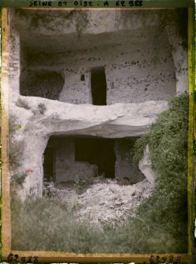 Image représentant Ile de France, La Roche-Guyon, Habitations troglodytiques abandonnées et servant de remises