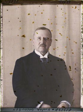 Image représentant Monsieur  https://musee-albert-kahn.s-museum.fr/home/NWQ2OTAwYzNmYjZlZTk1ZWQwODJmMjY4L2dlbmVyaWMtbm90aWNlLXRhYi9hdXRob3JpdHkvNjE3YTc5ZjVjZjhiODk2OGIzMzM3ZDIx/5d6900c3fb6ee95ed082f268/generic-notice-tab/authority/617a79ebcf8b8968b3336dc6 Victor Goloubew