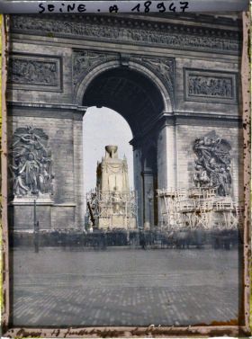Image représentant Le Cénotaphe dedié aux morts pour la patrie sous l'Arc de Triomphe pour les fêtes des 13 et 14 juillet 1919