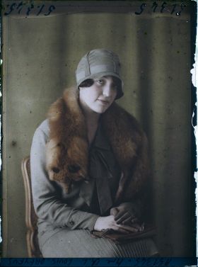 Image représentant https://musee-albert-kahn.s-museum.fr/home/NWQ2OTAwYzNmYjZlZTk1ZWQwODJmMjY4L2dlbmVyaWMtbm90aWNlLXRhYi9hdXRob3JpdHkvNjE3YTc5ZjVjZjhiODk2OGIzMzM3ZDIx/5d6900c3fb6ee95ed082f268/generic-notice-tab/authority/617a79ebcf8b8968b3337296 Mademoiselle Charles Louis-Dreyfus