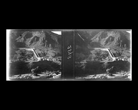 Image représentant Un tronçon de la Grande Muraille et le lit du Guangou ("torrent de la Passe")