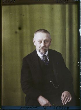 Image représentant https://musee-albert-kahn.s-museum.fr/home/NWQ2OTAwYzNmYjZlZTk1ZWQwODJmMjY4L2dlbmVyaWMtbm90aWNlLXRhYi9hdXRob3JpdHkvNjE3YTc5ZjVjZjhiODk2OGIzMzM3ZDIx/5d6900c3fb6ee95ed082f268/generic-notice-tab/authority/617a79ebcf8b8968b3336a58 Monsieur Champion