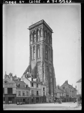 Image représentant La tour Charlemagne, vue depuis la place de Châteauneuf