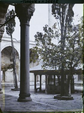 Image représentant Turquie, Constantinople , Cour de la Mosquée du Sultan Selim 1er Fontaine aux ablutions