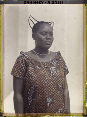 Image représentant Photographie anthropologique d'une coiffure de femme Mina
