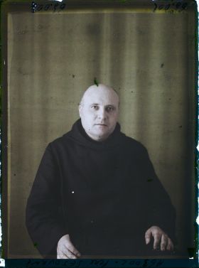 Image représentant https://musee-albert-kahn.s-museum.fr/home/NWQ2OTAwYzNmYjZlZTk1ZWQwODJmMjY4L2dlbmVyaWMtbm90aWNlLXRhYi9hdXRob3JpdHkvNjE3YTc5ZjVjZjhiODk2OGIzMzM3ZDIx/5d6900c3fb6ee95ed082f268/generic-notice-tab/authority/617a79ebcf8b8968b33377d6 Le Père Séjourné