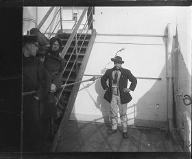 Image représentant Un passager des 3emes classes, vêtu d'un costume traditionnel d'Europe centrale ou d'Italie, prend la pose sur l'entrepont