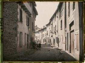 Image représentant Une famille posant devant le 5 rue de Belloy