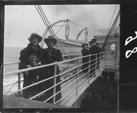 Image représentant Passagers des 2emes classes sur la passerelle qui méne au pont supérieur situé à la poupe du navire