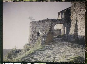 Image représentant France, Capdenac (Lot), Porte Clovis vue de la voie romaine