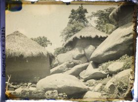 Image représentant Cases à flanc de montagne, au milieu d'éboulis rocheux