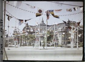 Image représentant Le Grand Palais et l'avenue des Champs-Elysées décorés pour les fêtes de la Victoire des 13 et 14 juillet