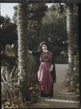Image représentant La baronne Bertha von Schoen dans le jardin d'Albert Kahn
