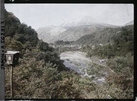 Image représentant vallée de la Daiyagawa et le mont Nantai, vu depuis le jardin de l'hôtel Kanaya