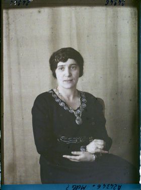 Image représentant https://musee-albert-kahn.s-museum.fr/home/NWQ2OTAwYzNmYjZlZTk1ZWQwODJmMjY4L2dlbmVyaWMtbm90aWNlLXRhYi9hdXRob3JpdHkvNjE3YTc5ZjVjZjhiODk2OGIzMzM3ZDIx/5d6900c3fb6ee95ed082f268/generic-notice-tab/authority/617a79ebcf8b8968b3337c1e La cousine de Madame Voize