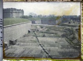 Image représentant Les jardins ouvriers aux pieds des fortifications, à la porte du Point-du-Jour