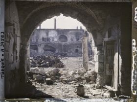 Image représentant Quartier arménien. La cour d'un caravansérail endommagé, à travers un porche, tas de décombres à terre