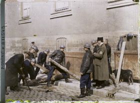 Image représentant Pompiers préparant des réservoirs après la rupture des conduites d'eau par un bombardement