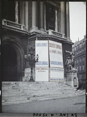 Image représentant Affiches de l'emprunt sur l'Opéra Garnier, placardée sur la statue de La Danse