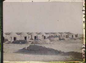 Image représentant Le village abandonné : dômes de boue séchée protégeant du vent et du soleil