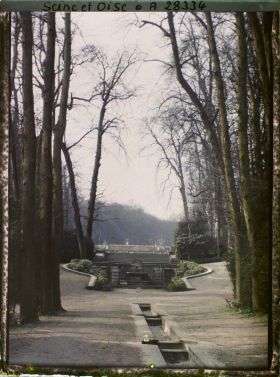 Image représentant Le bassin des Chiens et l'allée d'eau des Goulottes dans le petit parc