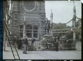 Image représentant Statue décorée pour la fête Jeanne d'Arc devant l'église Saint-Augustin
