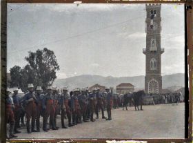 Image représentant Le 4ème régiment de chasseurs d'Afrique, des troupes à cheval françaises, au pied de la tour du Grand Sérail