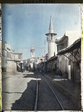 Image représentant L'avenue du Midan. A droite, le minaret de la " Mosquée d'Amar " (?)