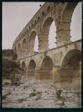 Image représentant Le pont du Gard vu de l'amont