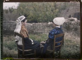 Image représentant Jeunes filles de dos portant coiffes et costumes traditionnels charentais