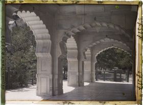 Image représentant Bagh-i-Babour (Jardins de Babour). Les voûtes festonnées de la mosquée de Chah Djahan