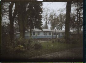 Image représentant France, Les Maisons provisoires du Village reconstitué