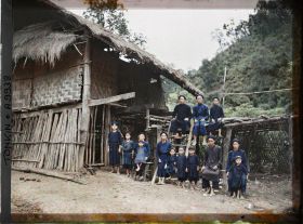 Image représentant Des villageois thaï (thô) près d'une habitation