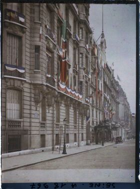 Image représentant L'avenue des Champs-Elysées (au niveau du n°92) décorée pour les fêtes de la Victoire des 13 et 14 juillet 1919